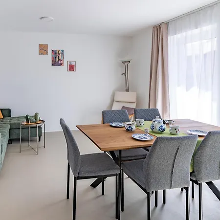 Apartmán F13 *